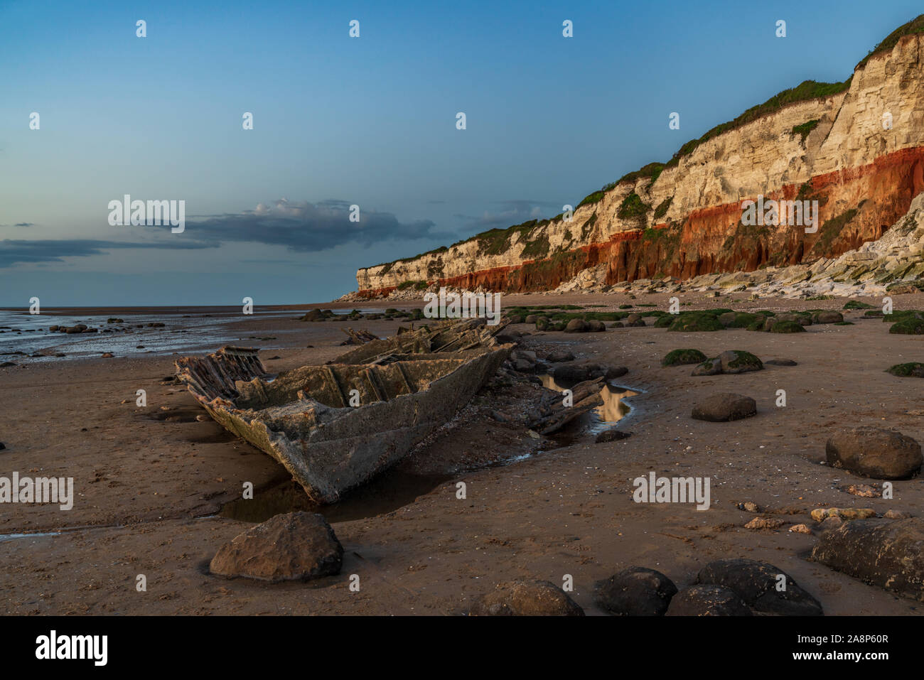 Il Relitto del vapore Trawler Sheraton nella luce della sera a Hunstanton scogliere in Norfolk, Inghilterra, Regno Unito Foto Stock