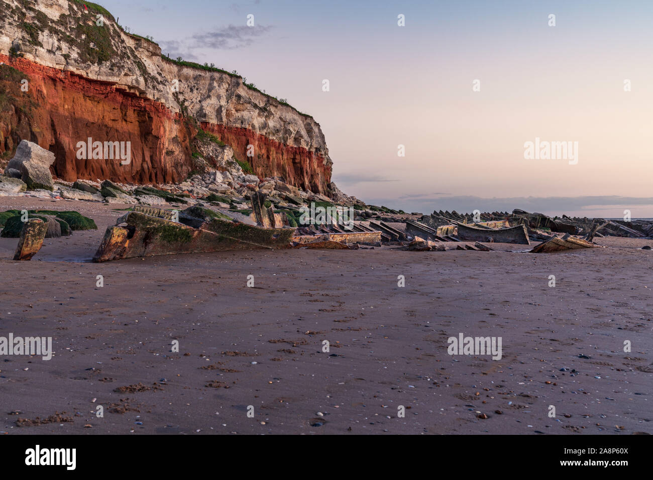 Il Relitto del vapore Trawler Sheraton nella luce della sera a Hunstanton scogliere in Norfolk, Inghilterra, Regno Unito Foto Stock