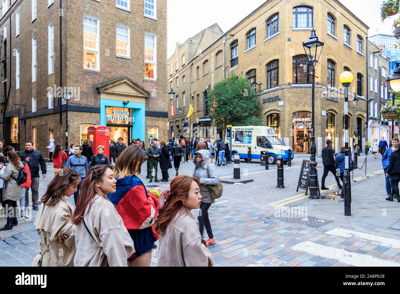 Acquirenti e turisti in Neal Street, Covent Garden di Londra, Regno Unito Foto Stock