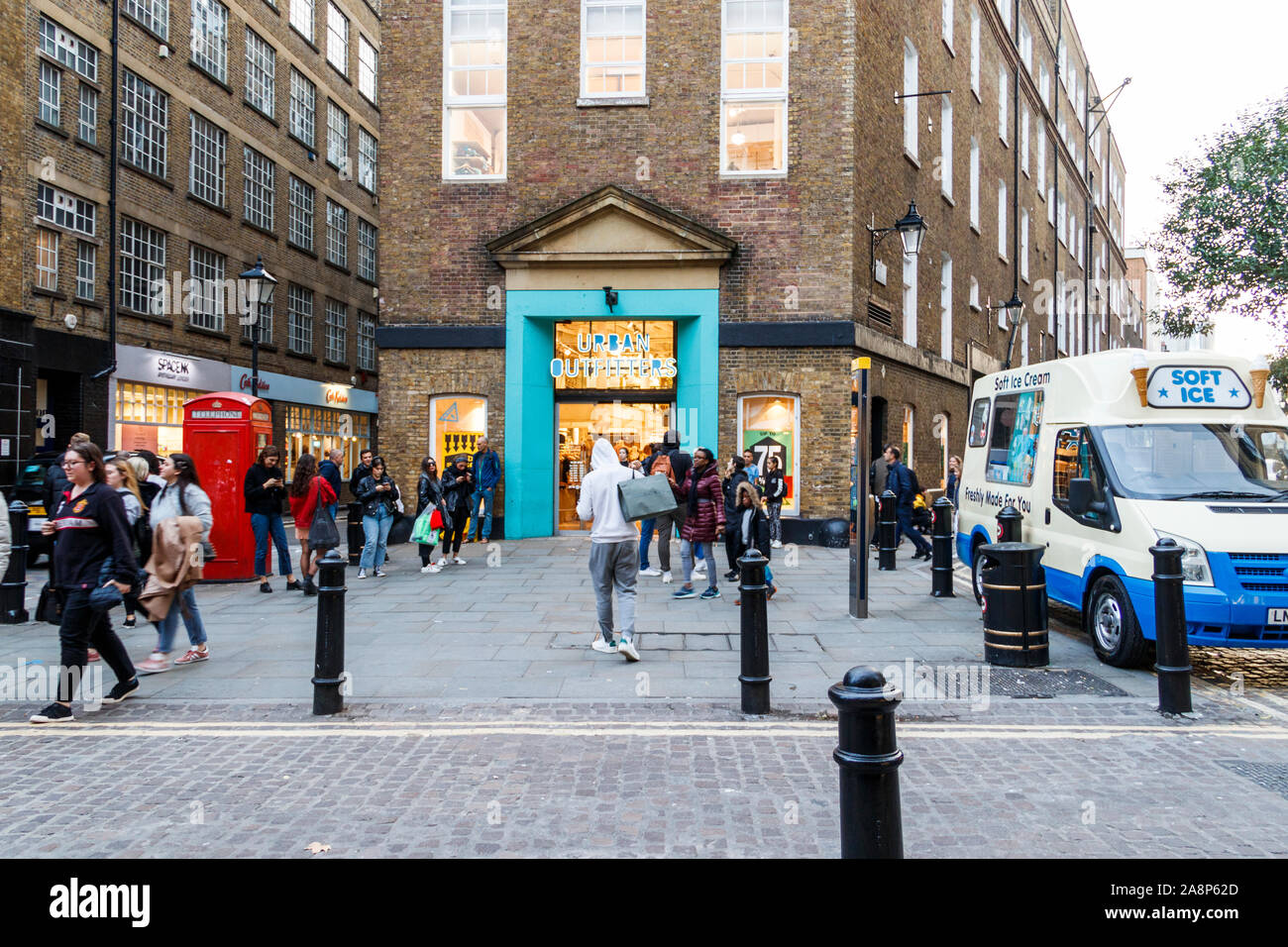 Acquirenti e turisti in Neal Street, Covent Garden di Londra, Regno Unito Foto Stock