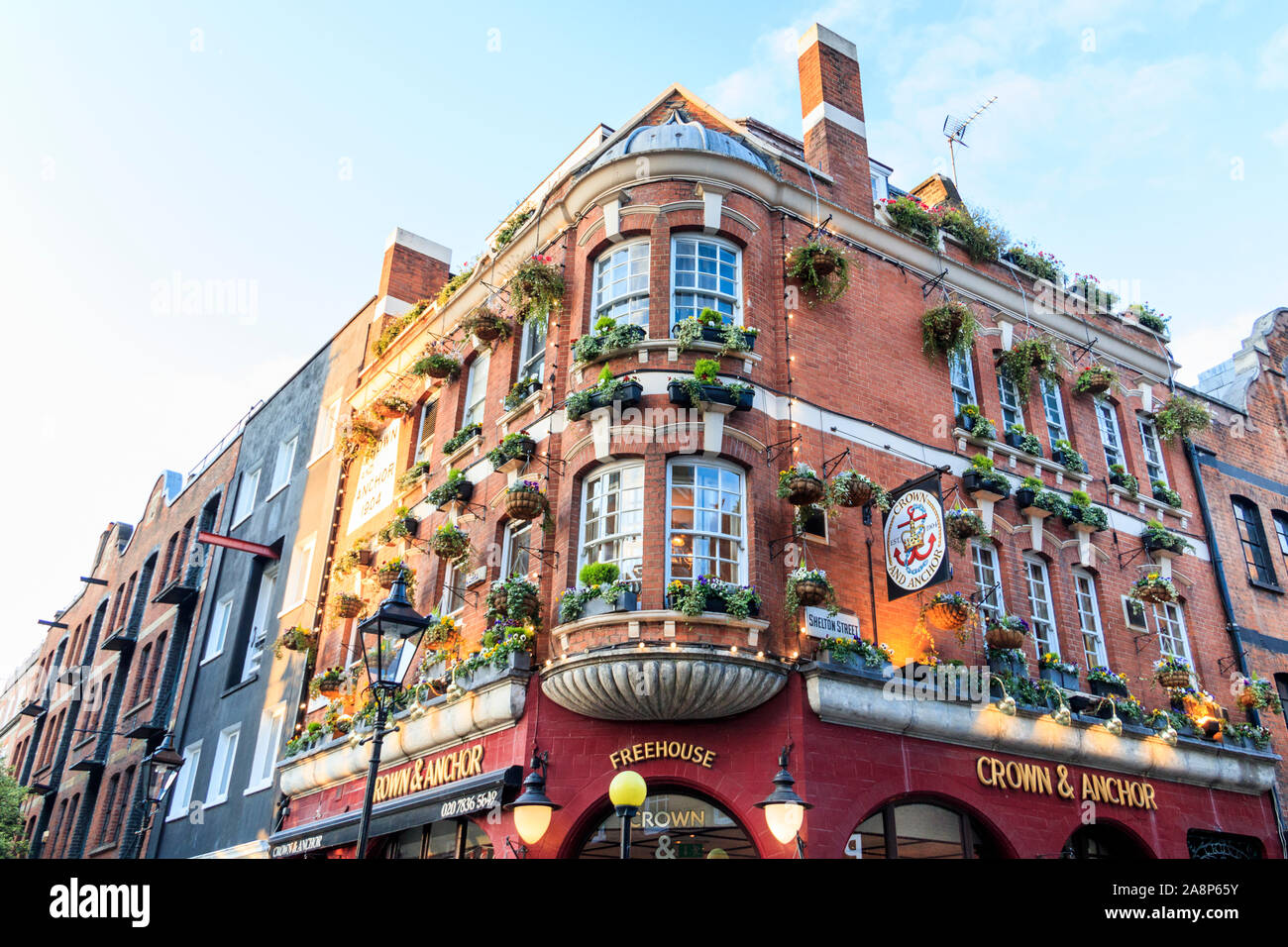 Finestre e nei cestini appesi sulla corona e Anchor Pub sull'angolo di Neal Street e Shelton Street in Covent Garden di Londra, Regno Unito Foto Stock