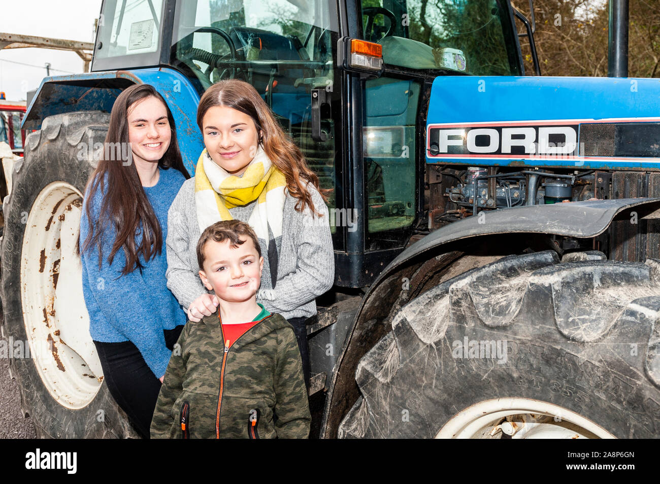 Reenascreena, West Cork, Irlanda. Decimo Nov, 2019. Un trattore eseguire la trebbiatura e la manifestazione si è svolta in Reenascreena oggi in aiuto di Marymount ospizio di fronte Foundation Clonakilty, Skibbereen giorno cura e Feileacain (Stillbirth & morte neonatale Association of Ireland). Circa 100 trattori firmato il per l'esecuzione con numerose auto d'epoca anche prendere parte. Nel corso della manifestazione sono stati Annie Kingston, Ciara Murphy e Rían Hayes, tutti da Reenascreena. Credito: Andy Gibson/Alamy Live News Foto Stock