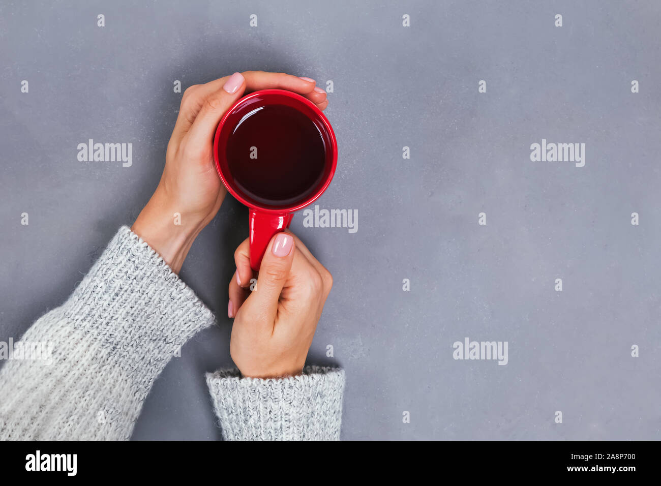 Donna di mani coppa di ritegno con caffè, vista dall'alto Foto Stock