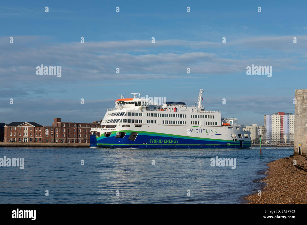 Wightlink energia ibrido ferry Victoria di Wight vela da Portsmouth verso l'Isola di Wight. Foto Stock