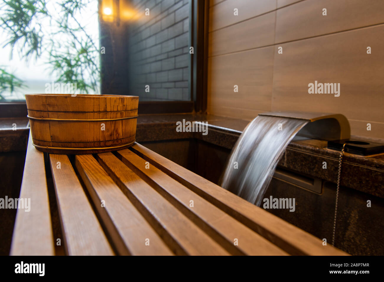 Vasca da bagno e lavandino in primavera calda zuppa casa ( doccia, spa, bagno turco) Foto Stock