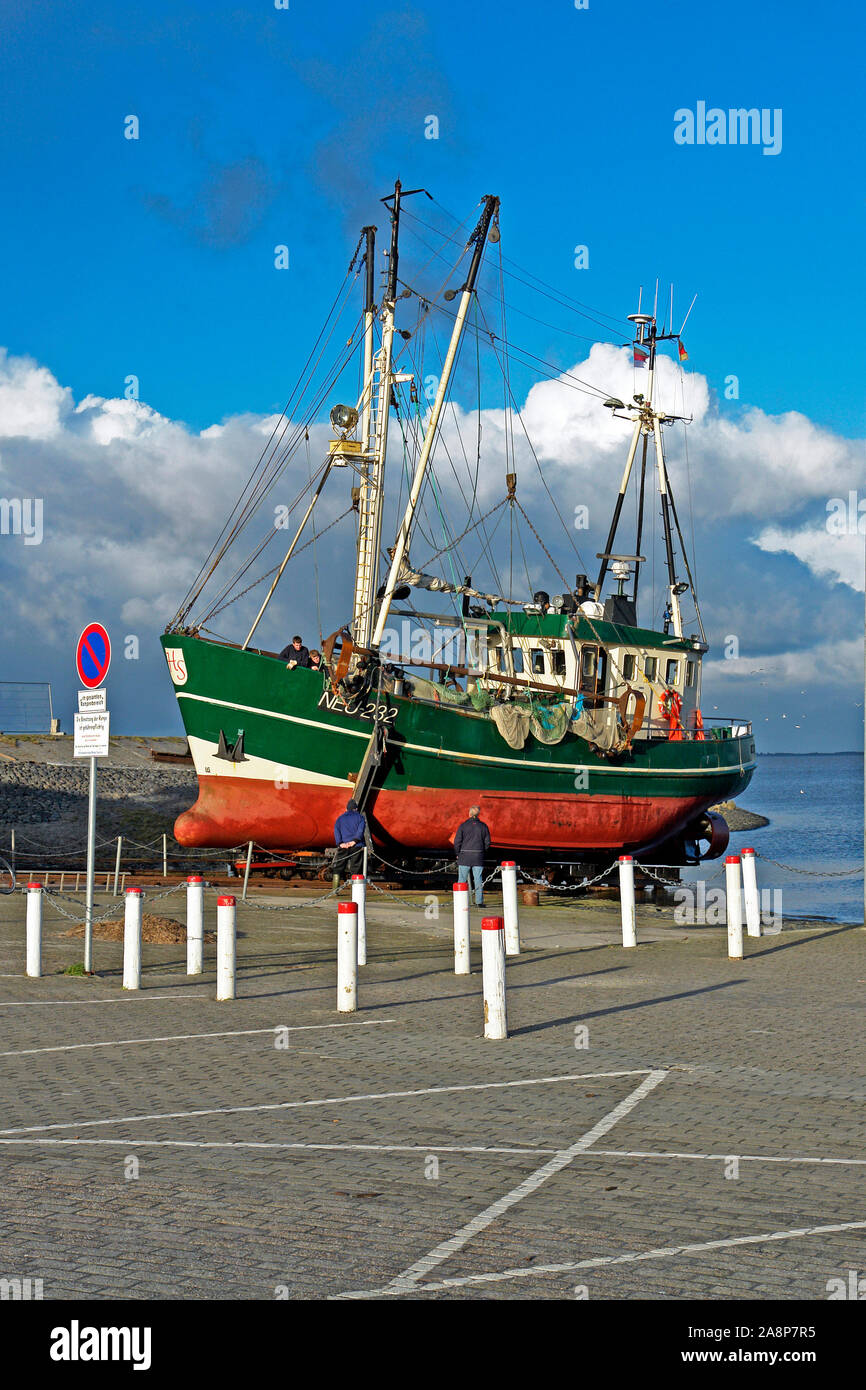 Ostfriesland, Neuharlingersiel, Fischerboot auf Reede, Kutter, Krabbenkutter, Krabbenfischer, Nordseeküste, Foto Stock