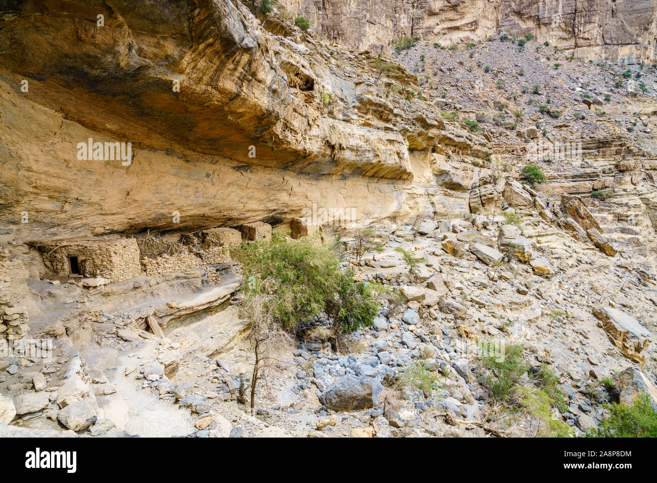 Antico in pietra cliff dwellings a Wadi Ghul in Oman Foto Stock