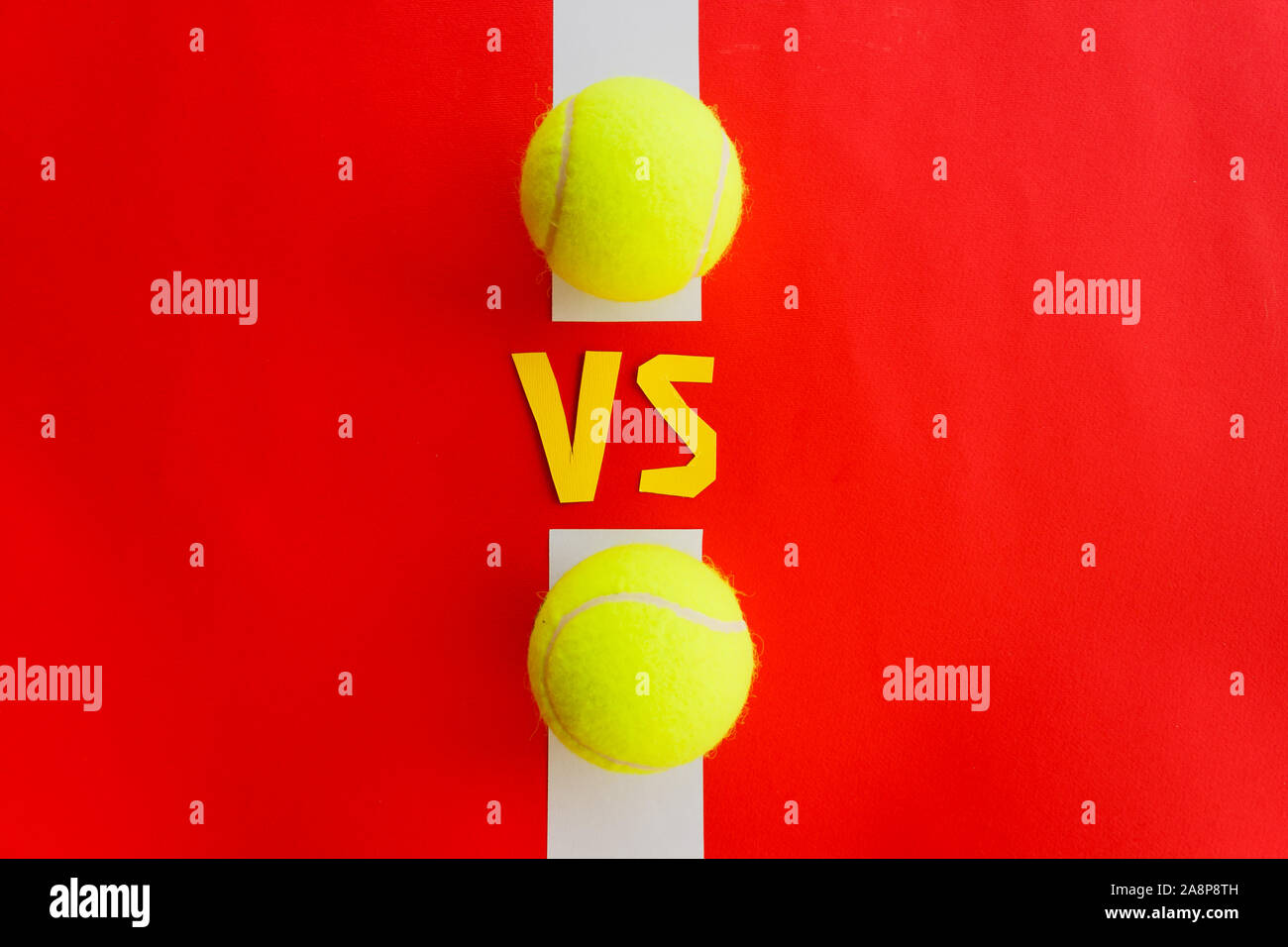 La sigla vs della parola latina versus è utilizzato in campo da tennis per indicare la corrispondenza tra due squadre o giocatori Foto Stock