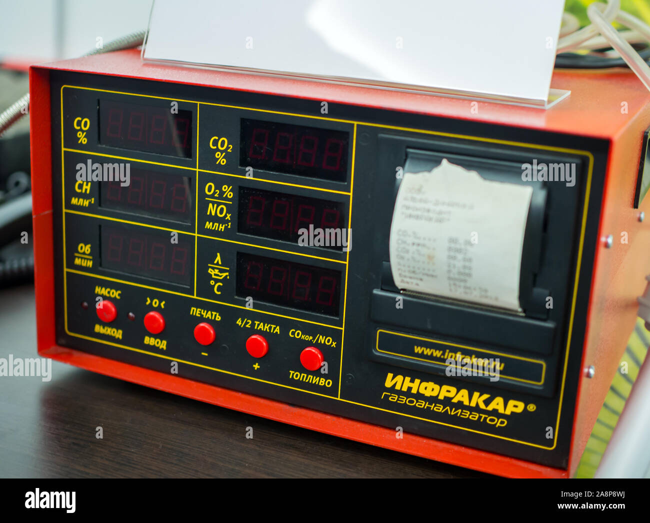 Voronezh, Russia - Giugno 05, 2019: Infrakar automobile 2-componente analizzatore di gas presso lo stand del 'Ecograd' exhibition, Voronezh Foto Stock