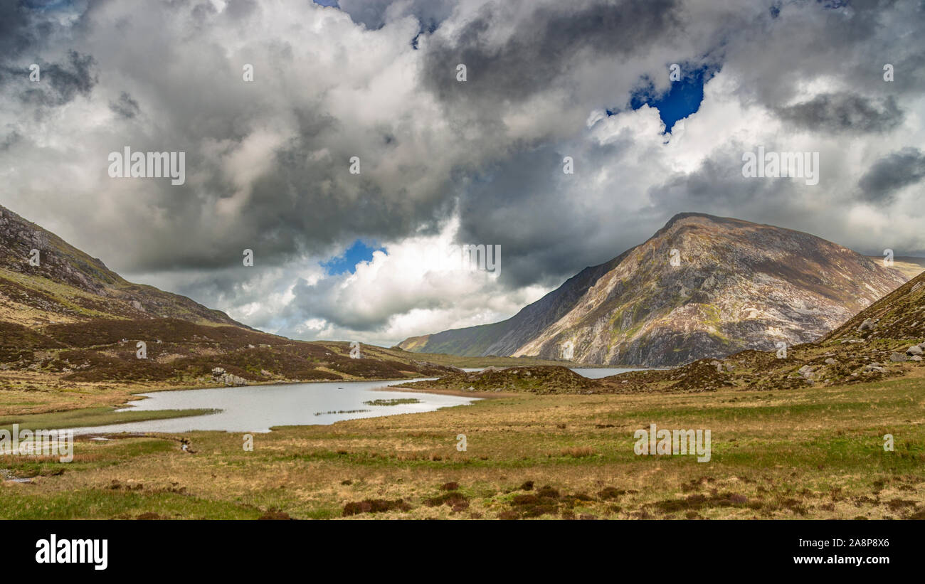 Llyn Idwal lago e montagne, Snowdonia, il Galles del Nord Foto Stock