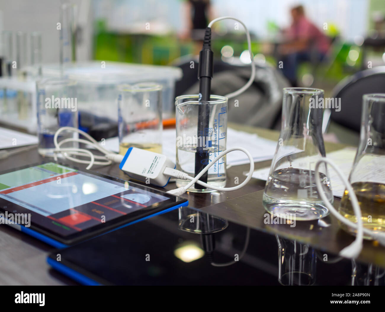 Voronezh, Russia - Giugno 05, 2019: Express analizzatore acqua basato su un computer tablet Foto Stock