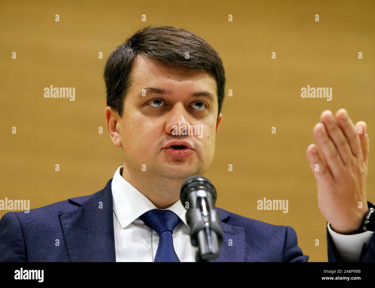 Altoparlante del parlamento ucraino Dmytro Razumkov parla durante il servo del Popolo (Sluga Narodu) partito politico Congresso di Kiev.Oleksandr Kornienko divenne il nuovo capo della pro-partito presidenziale servo del Popolo, che ha ricevuto la maggioranza dei voti nelle prime elezioni parlamentari nel luglio 2019. Foto Stock