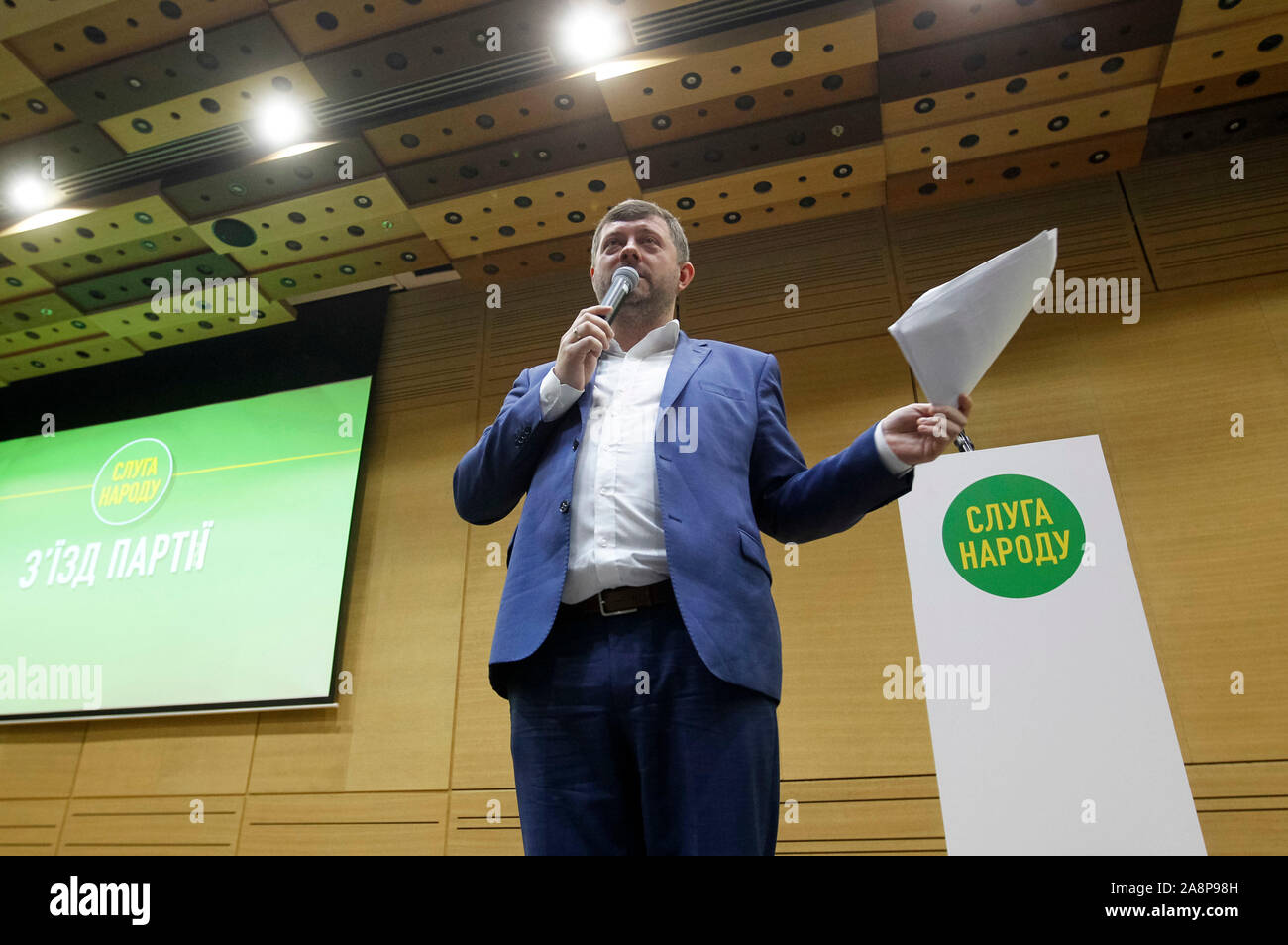 Appena eletto a capo del servo del Popolo (Sluga Narodu) partito politico Oleksandr Kornienko parla durante il congresso del partito in Kiev.Oleksandr Kornienko divenne il nuovo capo della pro-partito presidenziale servo del Popolo, che ha ricevuto la maggioranza dei voti nelle prime elezioni parlamentari nel luglio 2019. Foto Stock