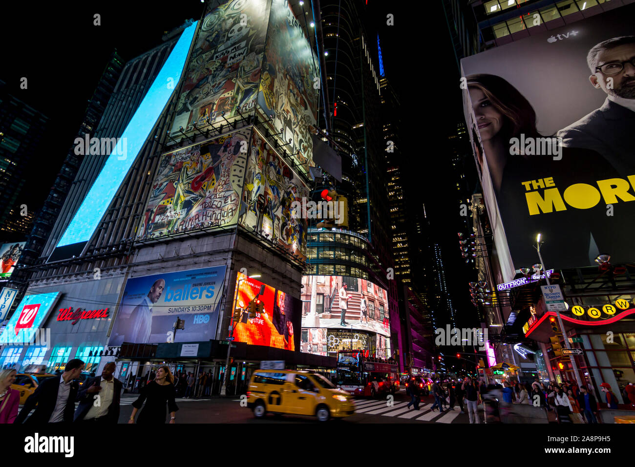 Times Square, frenetica e affollata intersezione in Manhattan, con molti annunci al neon in un iconico street di Foto Stock