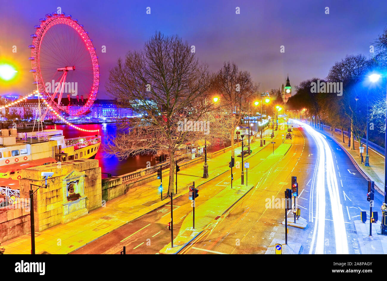 Vista delle Houses of Parliament con le auto che passano di notte sulla strada di Londra. Foto Stock