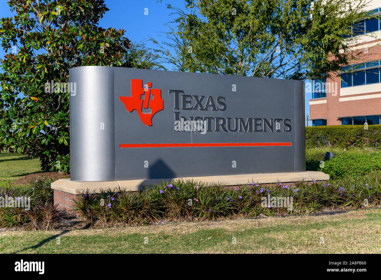 Sugar Land, Texas - Novembre 9, 2019: Texas Instruments Sugar Land Facility. TI è una tecnologia americana azienda che progetta e produce semiconduct Foto Stock