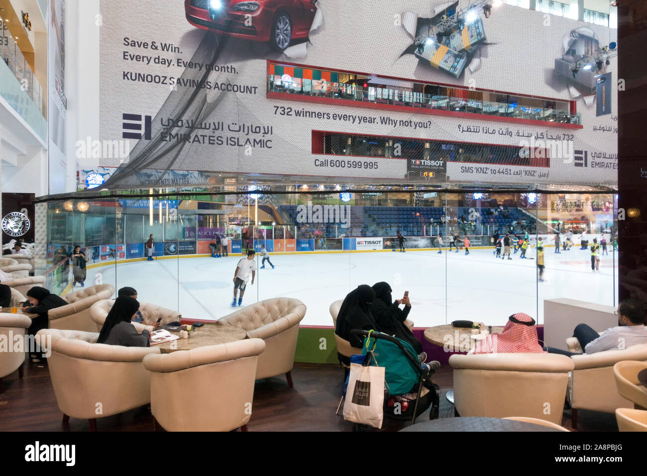 Dubai, EAU. Piscina pista di pattinaggio su ghiaccio a Dubai Mall di Dubai, con grandi sedie a sdraio per gli spettatori. Il mall è il più grande del mondo shop Foto Stock