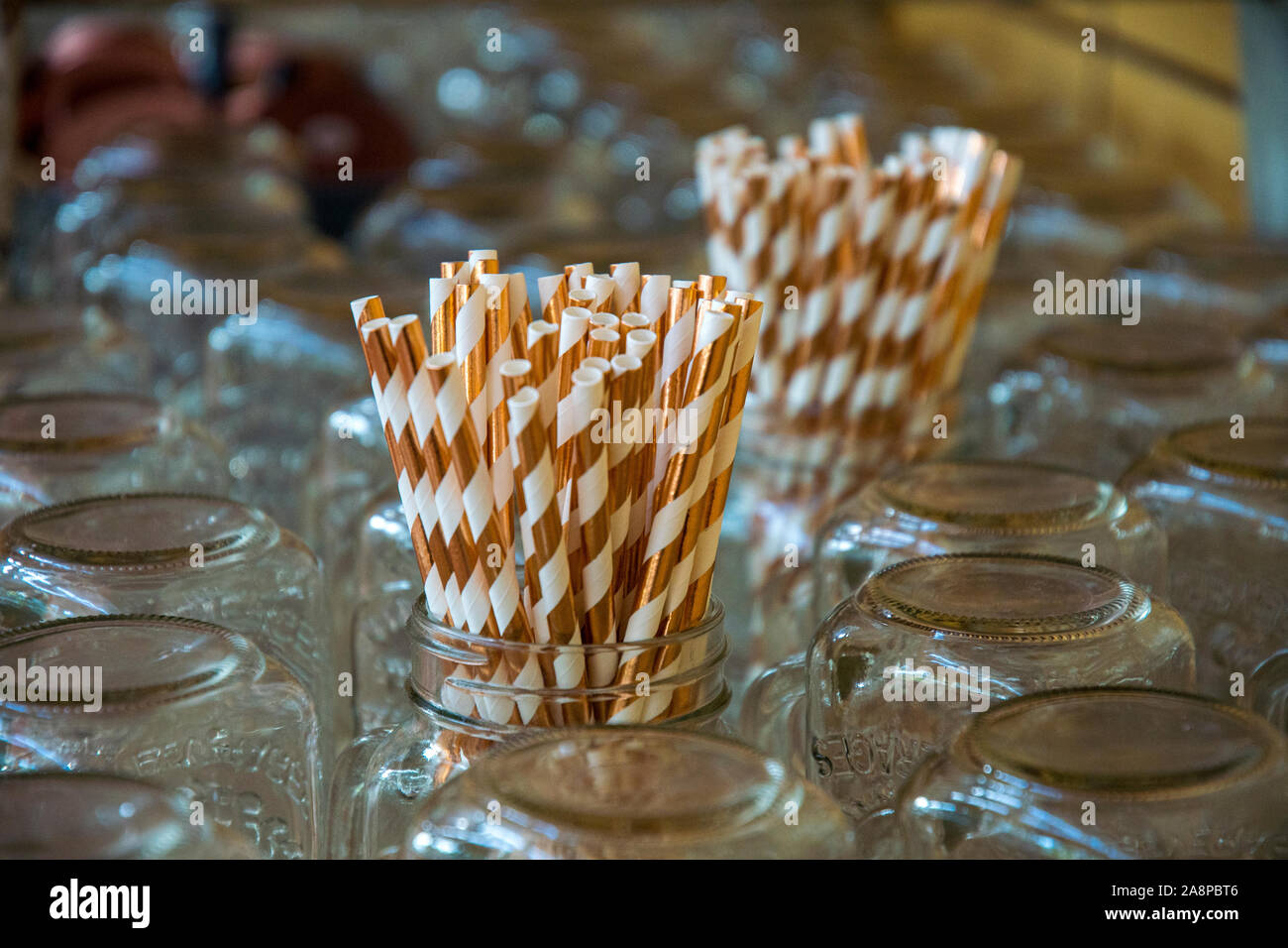 Oro bianco cannucce da bere nei bicchieri per self service Foto Stock