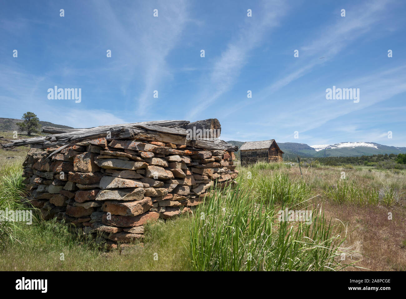 Ben indovinello cabina e pietra edificio dello storage sull'enigma storico fratelli Ranch, Steens Mountain, Oregon. Foto Stock