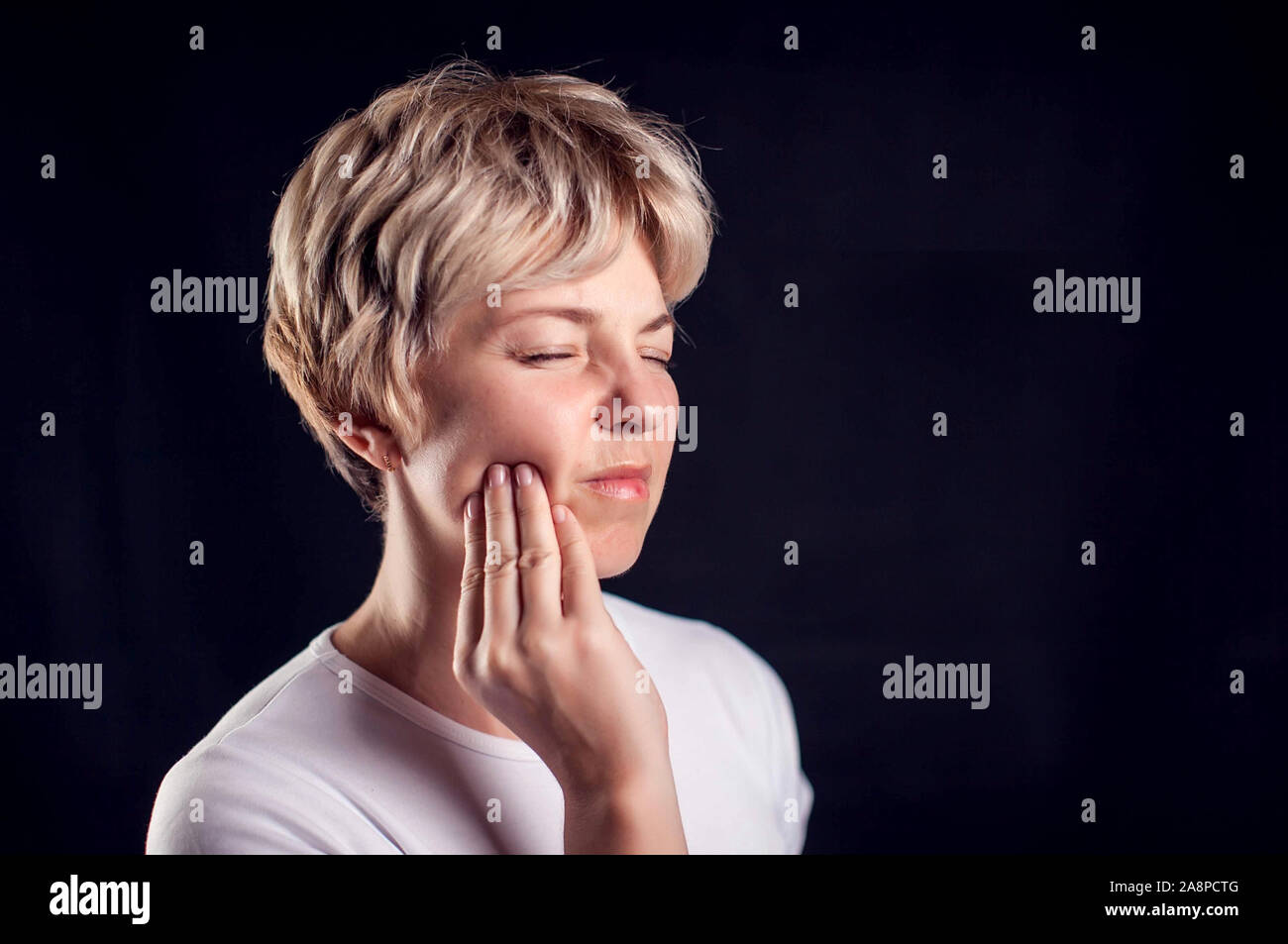 La donna si sente Dente dolore. La gente, la sanità e la medicina concept Foto Stock