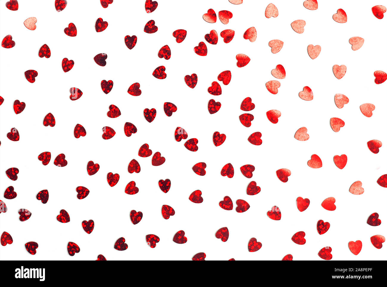 Cuori rossi coriandoli isolato su bianco. Il giorno di San Valentino sfondo con cuori. Amore romantico pattern. Foto Stock