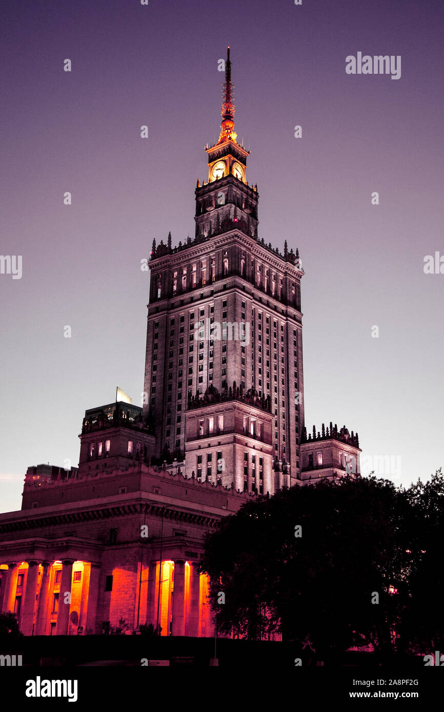 Art deco, sovietico realismo stile palazzo della cultura e della Scienza (Palac Kultury i Nauki) di notte, Varsavia, Polonia Foto Stock