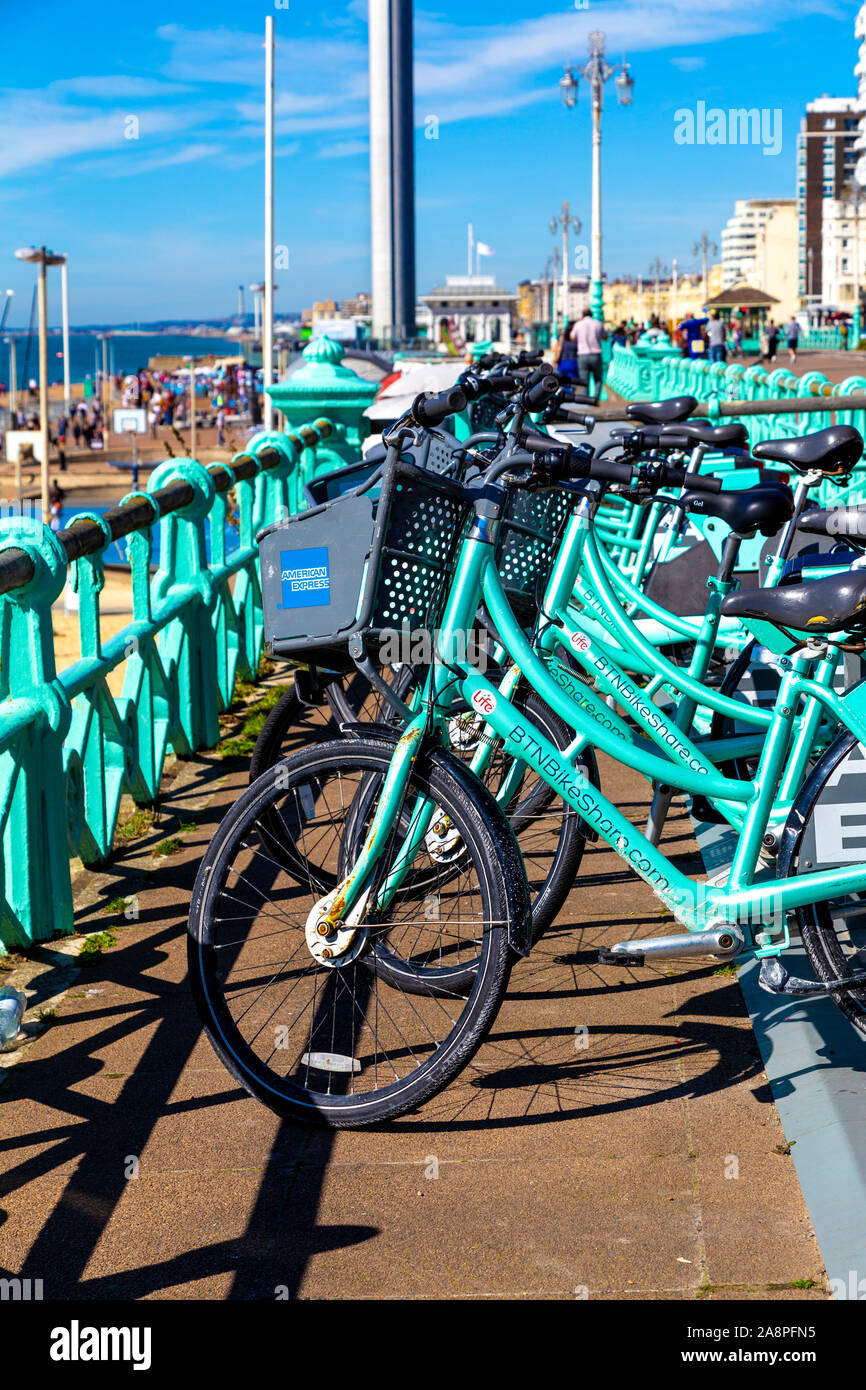 Noleggio bici a regime BTN BikeShare biciclette parcheggiate dall'lungomare, Brighton, Regno Unito Foto Stock