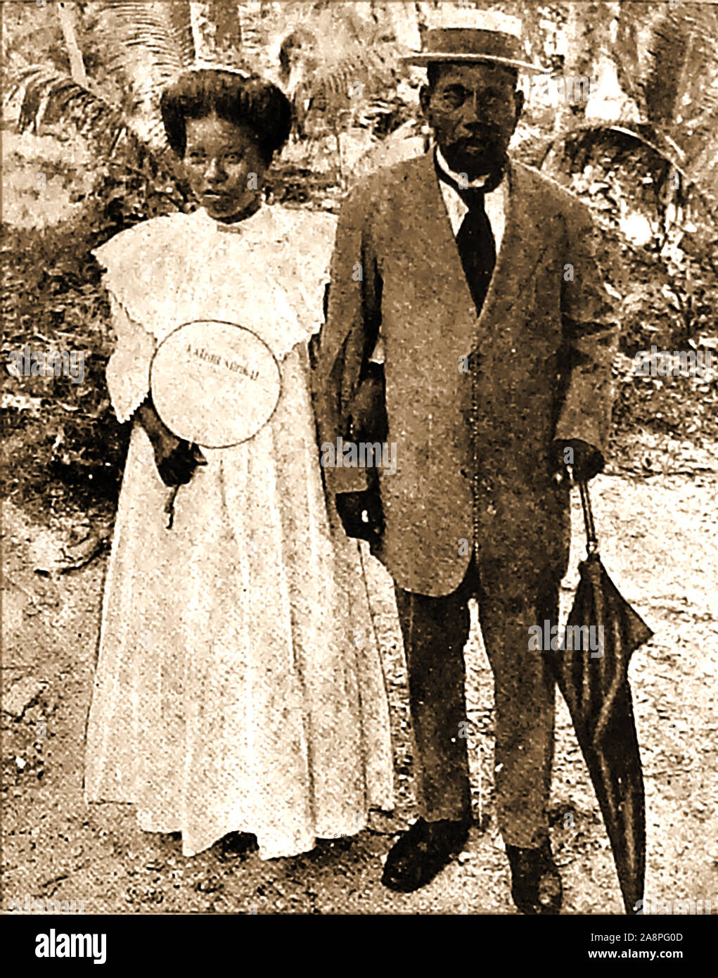 Una storica e rara annata 1935 ritratti fotografia del Re (Chief) & Regina ( Kabua) delle isole Marshall, che erano davvero sotto il potere dell'Impero Giapponese, come durante il 1930, un terzo di tutti i terreni fino al livello di acqua alta è stata dichiarata la proprietà del governo giapponese. Foto Stock