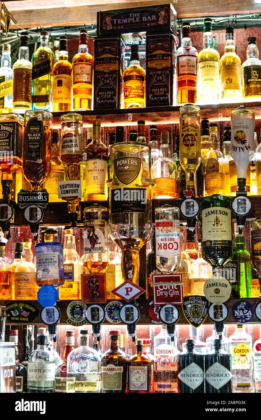 Bottiglie di alcolici al bar all'interno del Temple Bar di Dublino, Irlanda Foto Stock