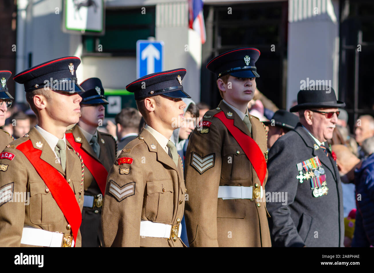 Foto di soldati durante il Giorno del Ricordo sfilata in pietra, Staffordshire, Regno Unito. Foto Stock