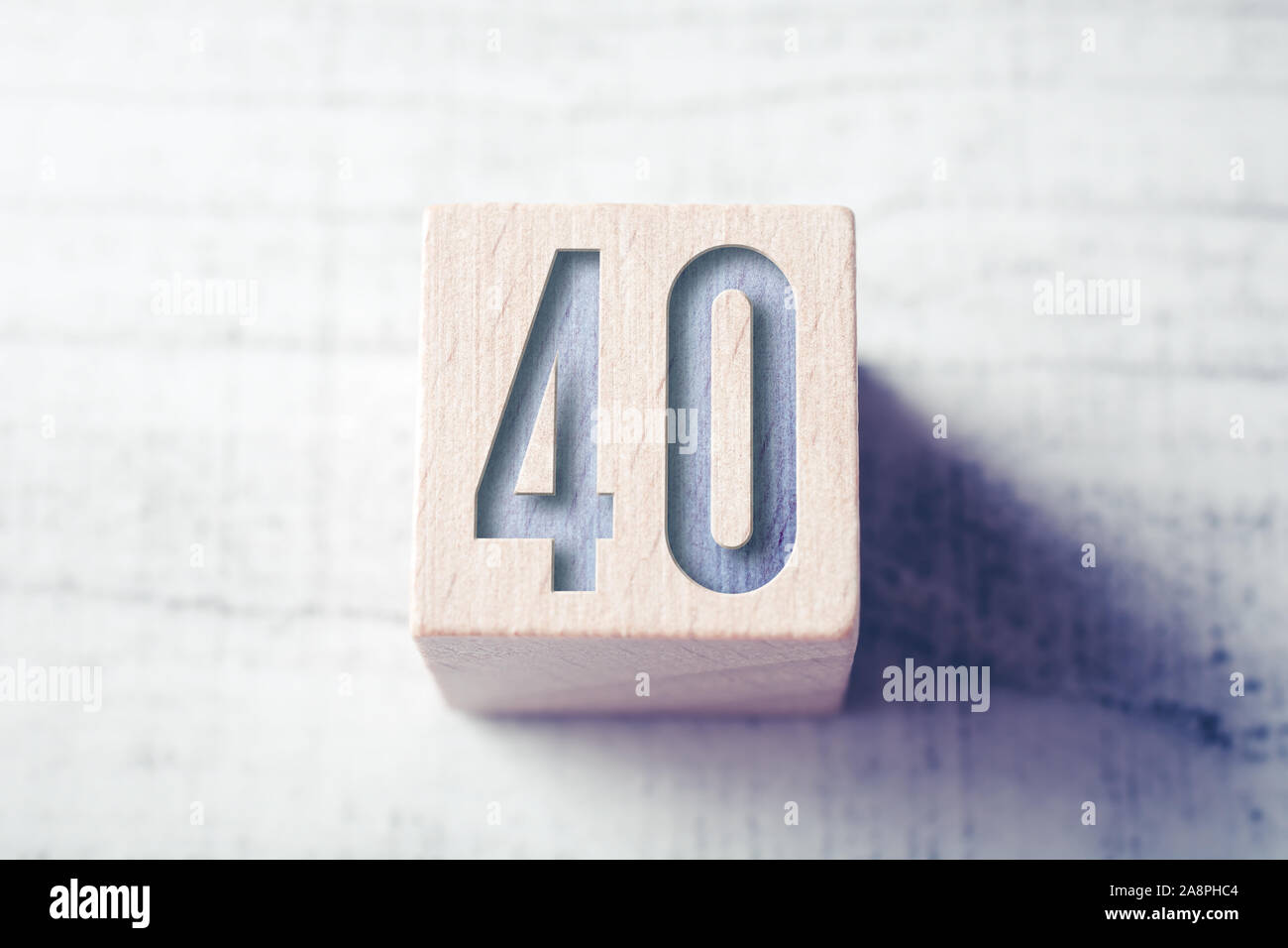 Il numero 40 su un blocco di legno su un tavolo Foto Stock