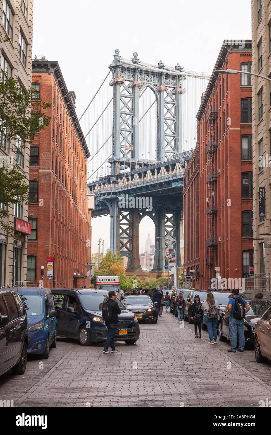 Manhattan Bridge fotografata da Washington Street, Dumbo, Brooklyn, New York, Stati Uniti d'America. Foto Stock