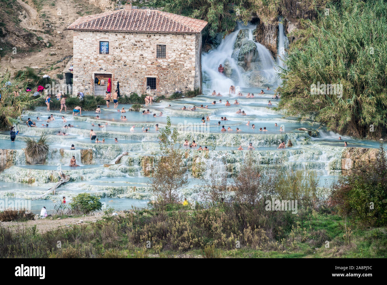 Natural spa con cascate e sorgenti termali presso le Terme di Saturnia, Grosseto, Toscana, Italia. Foto Stock