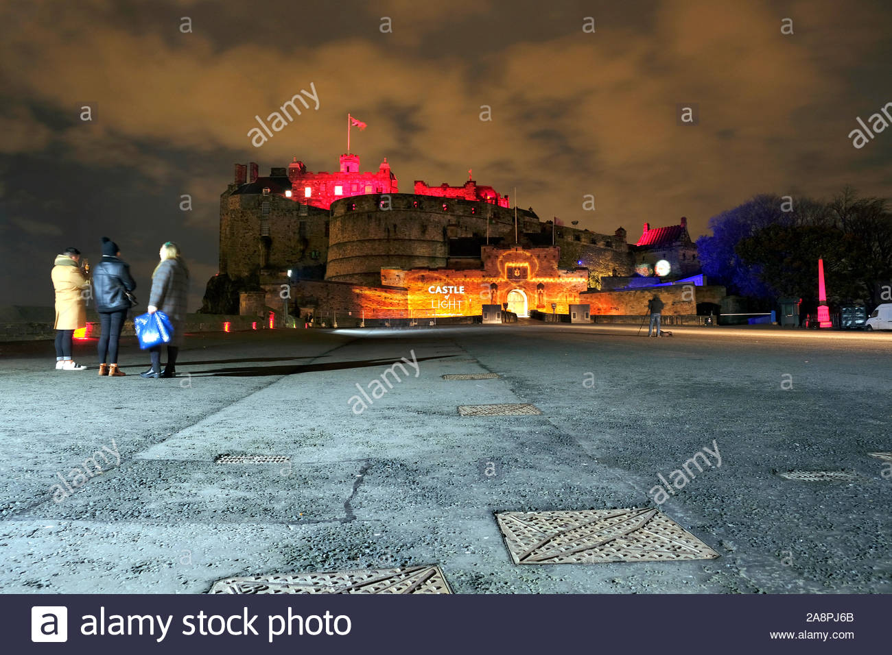 Edimburgo, Scozia, Regno Unito. 10 Nov 2019. Il Castello di Edimburgo illuminato in rosso papavero il decimo e undicesimo novembre come parte del papavero scozzese appello illuminazione di campagna, con oltre 120 punti di riferimento scozzese rosso incandescente a sostegno del papavero scozzese appello. Credito: Craig Brown/Alamy Live News Foto Stock