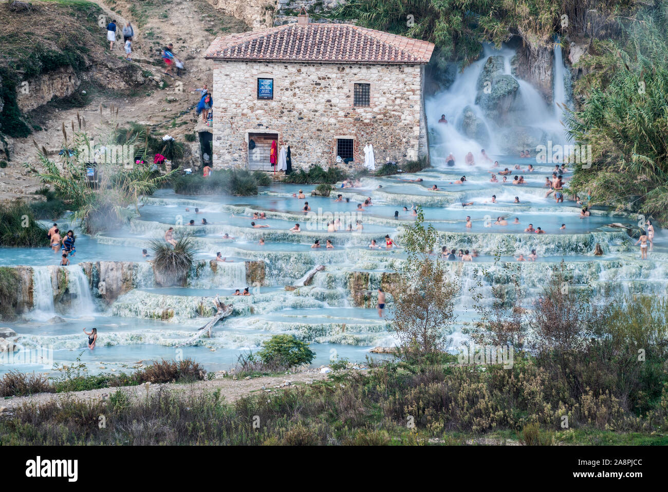 Natural spa con cascate e sorgenti termali presso le Terme di Saturnia, Grosseto, Toscana, Italia. Foto Stock