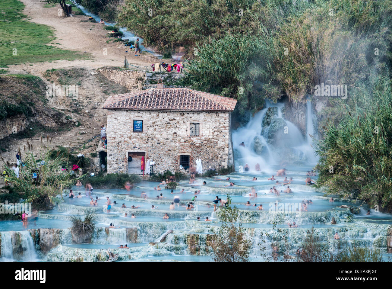 Natural spa con cascate e sorgenti termali presso le Terme di Saturnia, Grosseto, Toscana, Italia. Foto Stock