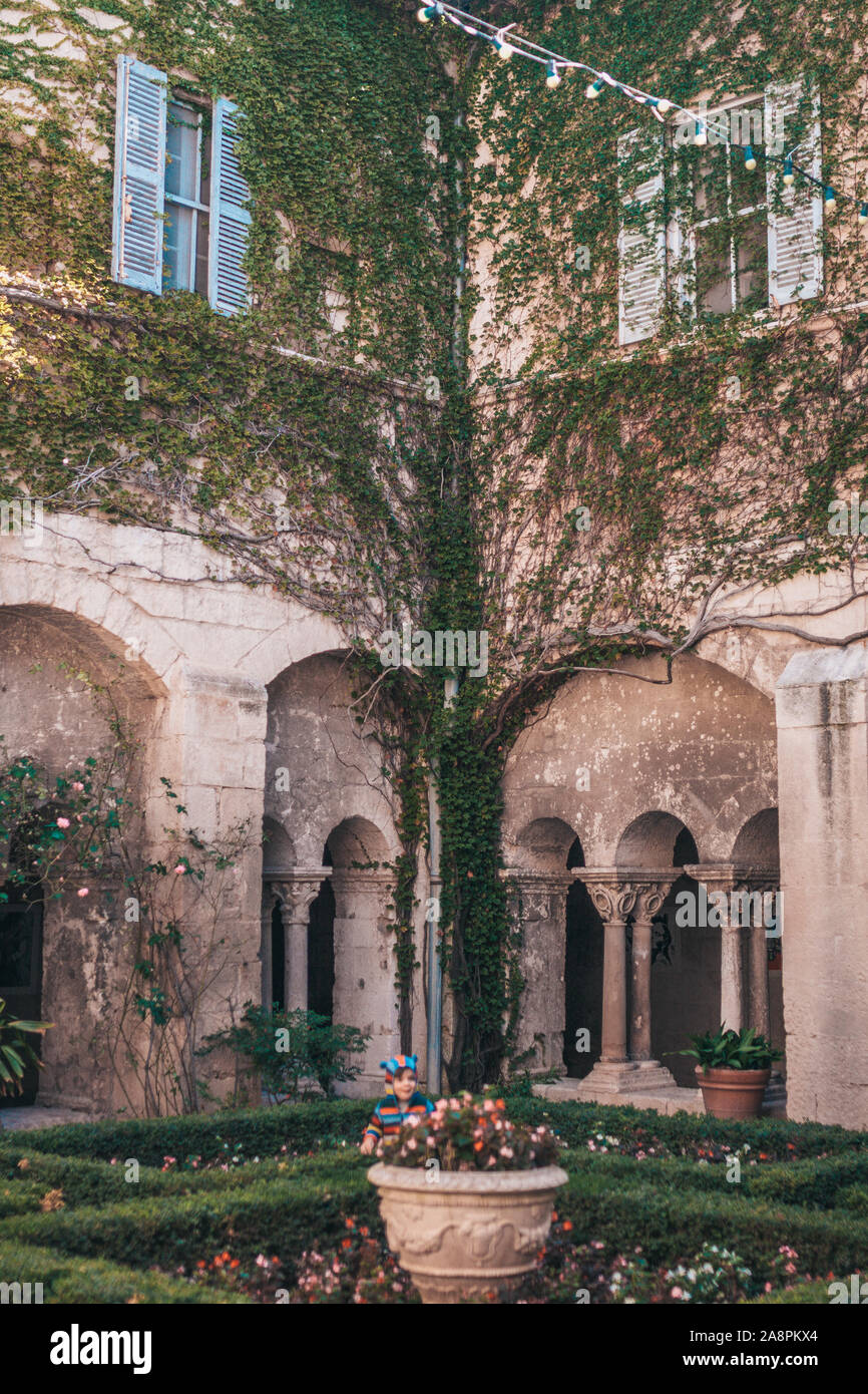 Saint-Remy-de-Provence, Francia, settembre 24, 2018: vista dell'edificio di un vecchio ospedale psichiatrico Foto Stock