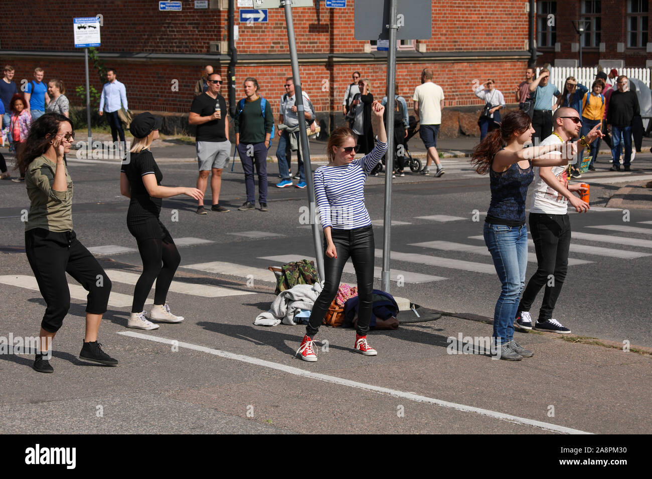 I giovani adulti Dancing in the street a Kallio Block Party 2019 a Helsinki in Finlandia Foto Stock