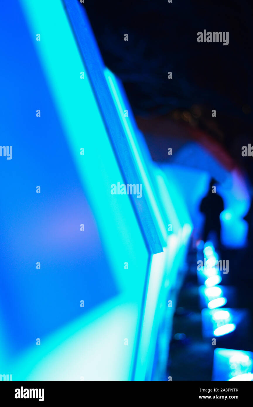 Cosmic neon luce blu,abstract sfondo dalla luce geometrica installazione con la figura umana per il design creativo Foto Stock