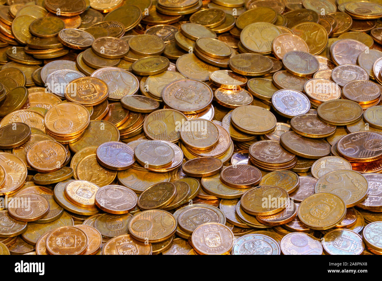 Una pila di uno, due e cinque euro cent Foto Stock