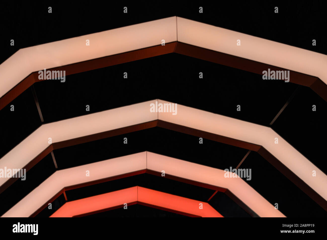 Rosa luce al neon, curva astratta forma geometrica, area di lavoro creativo per la progettazione Foto Stock