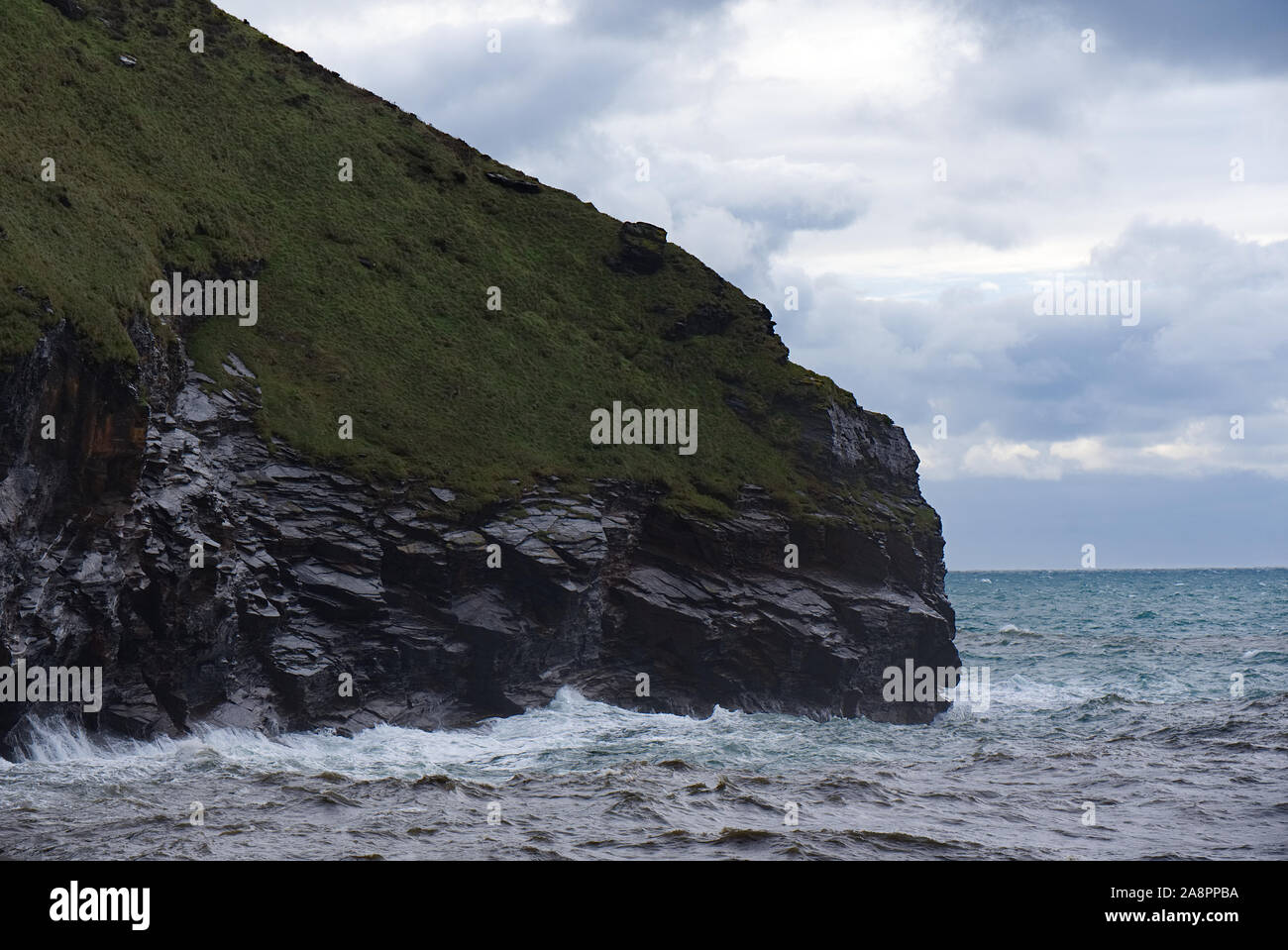 Drammatico cielo tempestoso e mari off La rocciosa costa di Cornovaglia Foto Stock