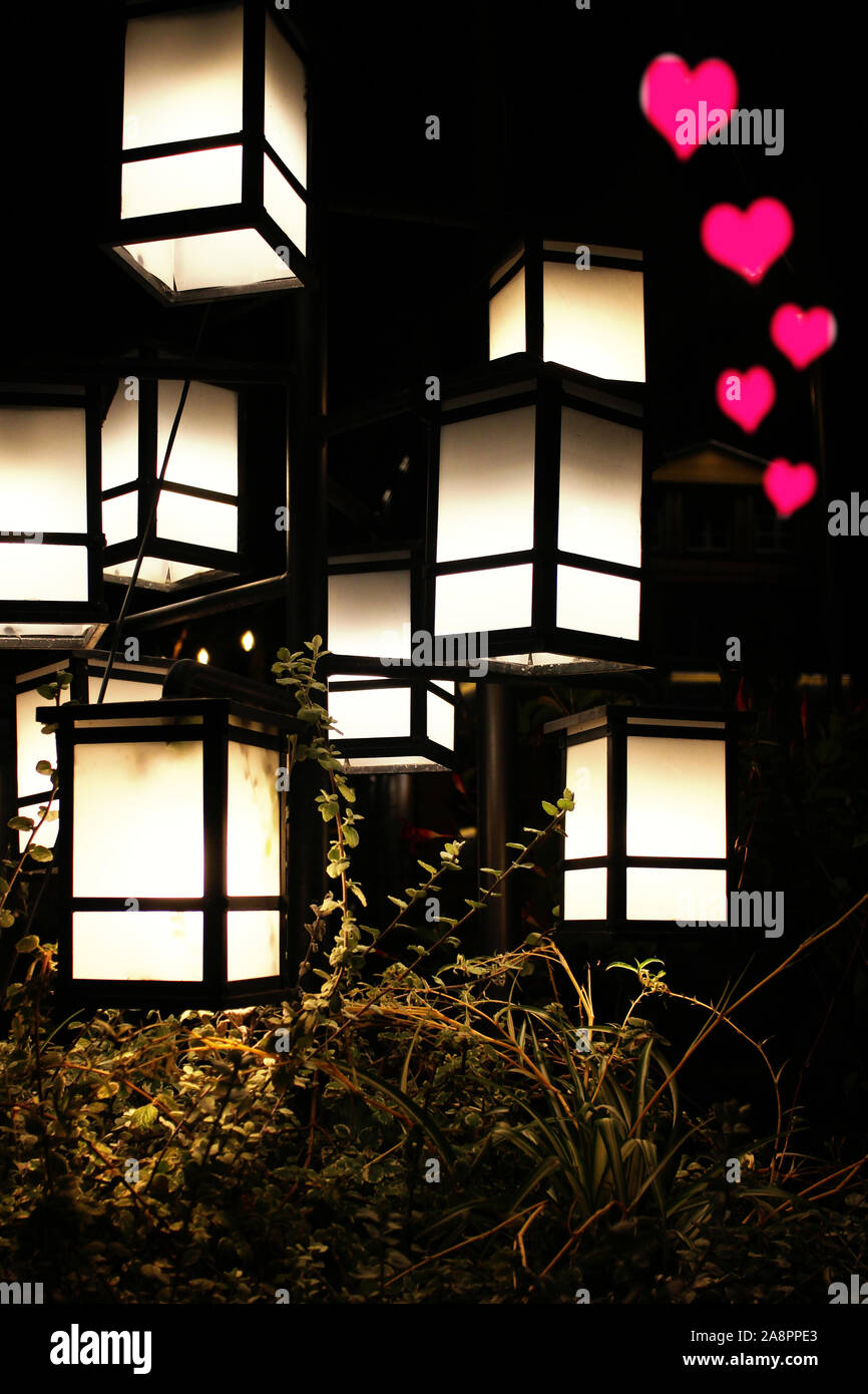 Lanterne romantica luce con cuori rossi nel parco di notte per il giorno di San Valentino o per Natale Foto Stock