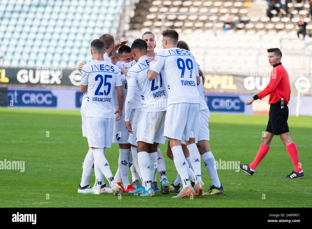 Losanna, Svizzera. Decimo Nov, 2019. Losanna, Svizzera - 2019/11/08: Il Lausanne sport congratularmi con loro stessi durante la 14tht giorno del Brach.ch Challenge League tra losanna Sport e Fc Sciaffusa. Losanna Sport vince 5-0. (Foto di Eric Dubost/Pacific Stampa) Credito: Pacific Press Agency/Alamy Live News Foto Stock