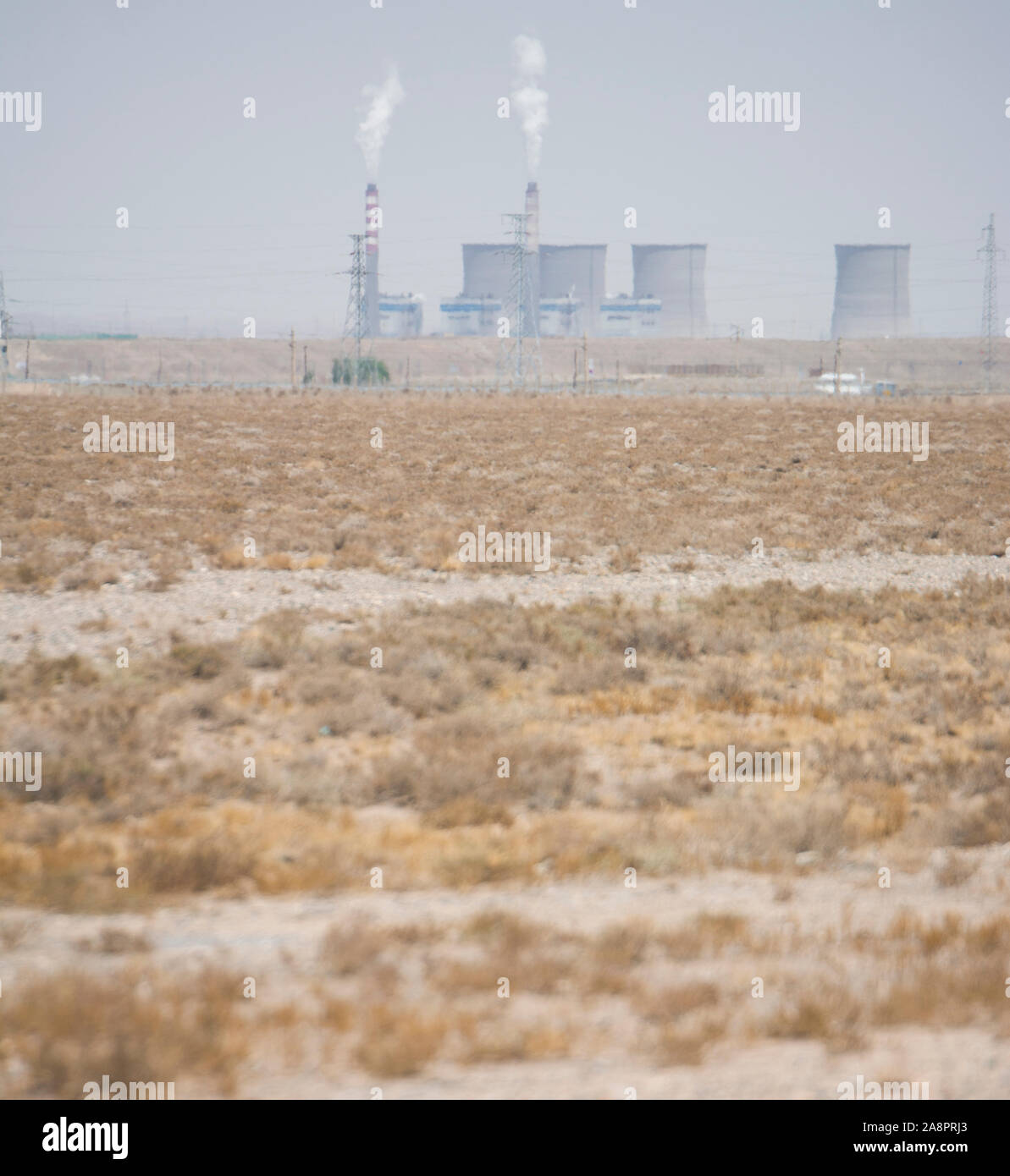 Enorme impianto industriale in mezzo al deserto, Jiayuguan, Cina Foto Stock