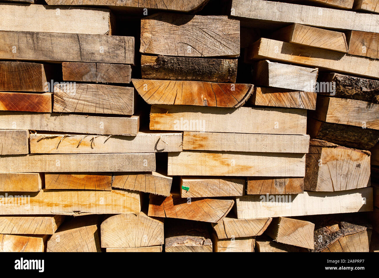 Una pila di legname segato ritagli di varie dimensioni irregolari. Foto Stock