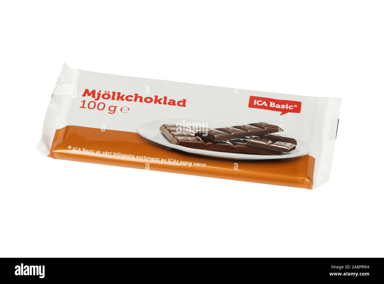 Stoccolma, Svezia - 10 Novembre 2019: una barra di cioccolato al latte con marchio del pacchetto ica di base per il mercato svedese. Foto Stock