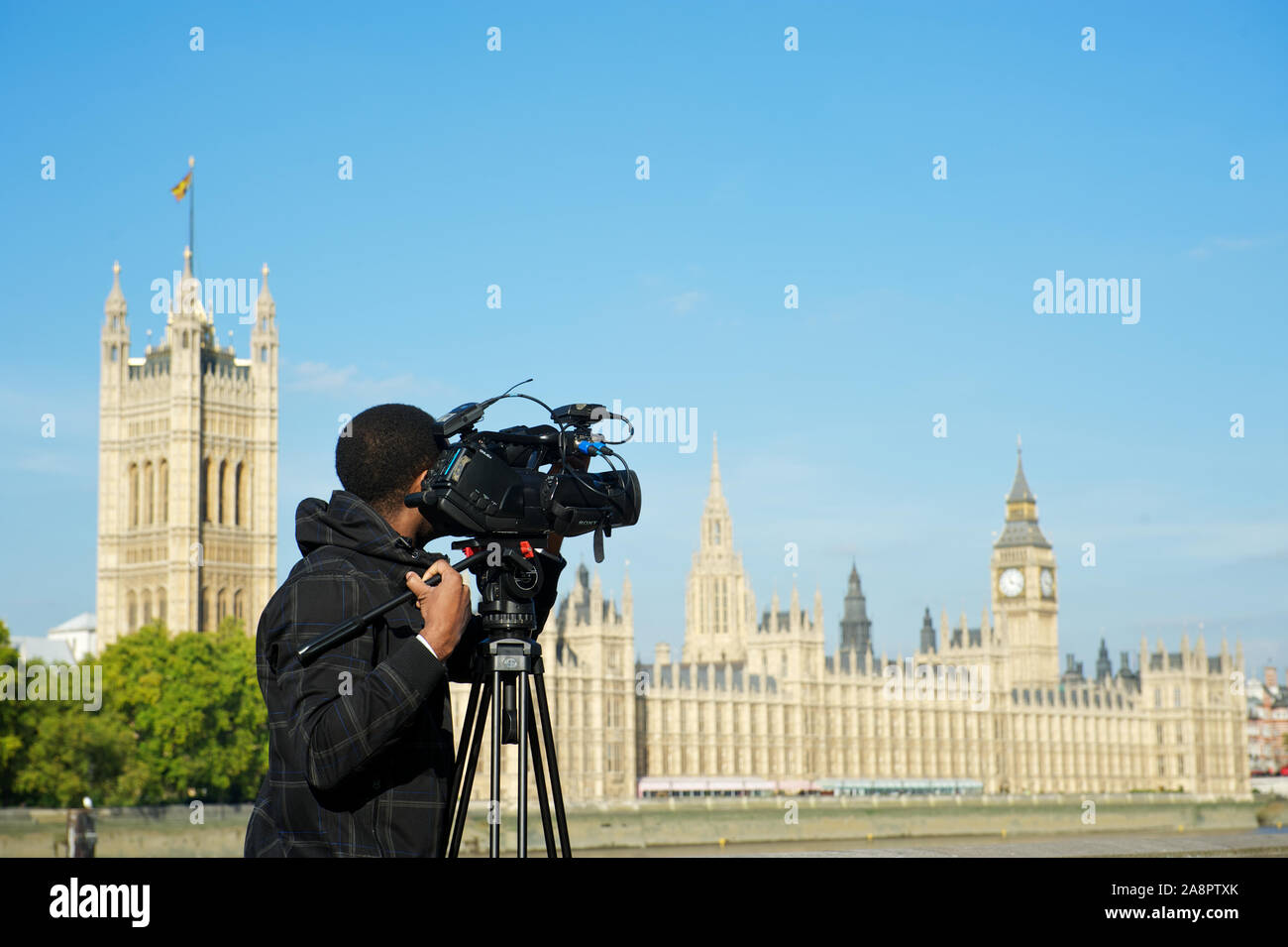 Londra - 14 OTTOBRE 2011: Un video cameraman filma Westminster Palace. La città ospita la più grande emittente al mondo, la BBC. Foto Stock