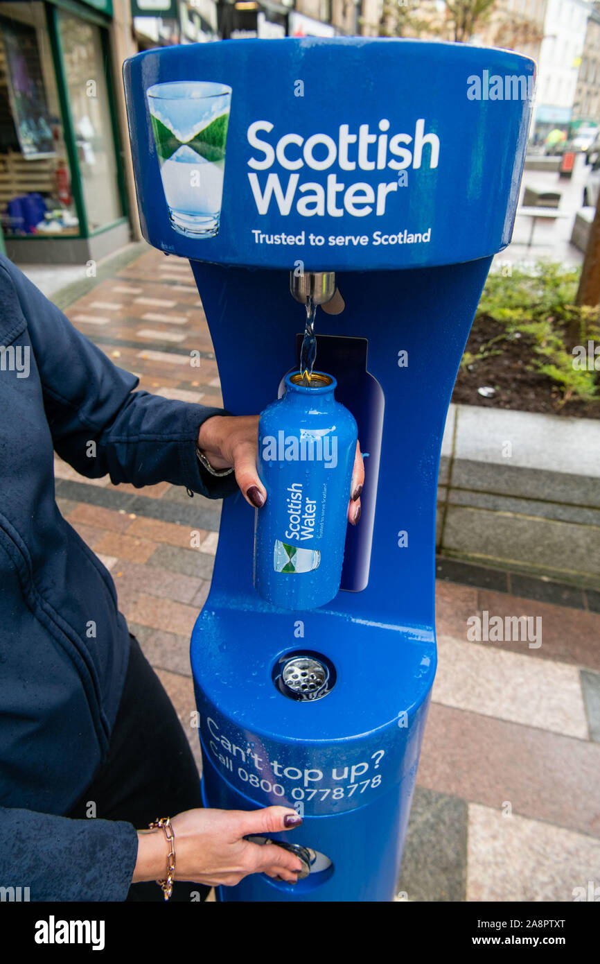 Nella foto, il più recente rubinetto di rabbocco di Scottish Water installato a Stirling Scottish Water celebra una pietra miliare di 40.000 litri Foto Stock