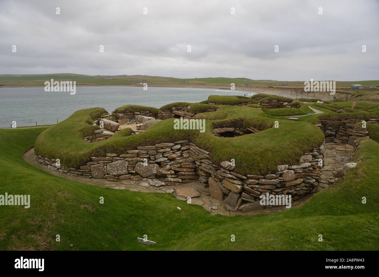 I resti del 5000 anni fa (Neolitico età della pietra) villaggio di Skara Brae sull'isola delle Orcadi Scozia, Gran Bretagna Foto Stock